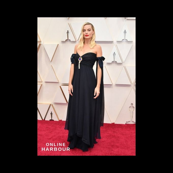 Margot Robbie at the Oscars 2020 Red Carpet